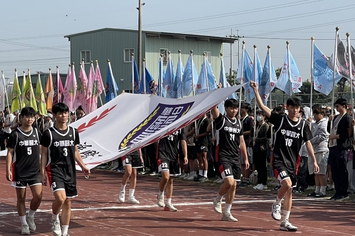 中華醫大58週年校慶運動會開幕,籃球校隊選手護送校旗進場