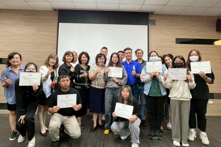 在中華醫大舉行的「從產地到餐桌~全國跨世代飲食智慧創新競賽」獲獎的參賽同學開心領獎並接受祝福