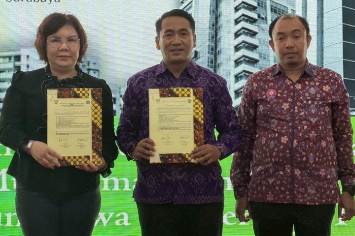 中華醫大校長李碧娥博士(左)和穆罕默德大學校長Dr. Mundakir, S.Kep., Ns., M.Kep.(中)代表兩校簽署合作備忘錄