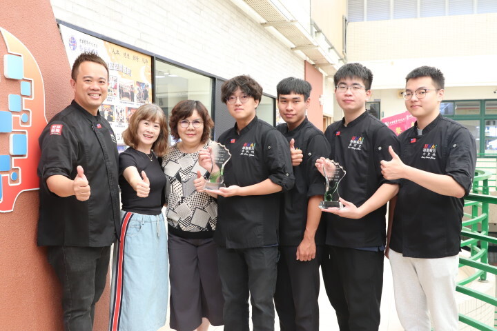中華醫大餐旅系學生連續2年拿下國健署主辦的銀髮創新料理全國競賽冠軍生，2連霸選手一起向李碧娥校長呈獻成果（右起方聖詠、蔡宏旻、洪鈺閎、李帆畇、李碧娥校長、林苑暉主任、黃裕文老師）。