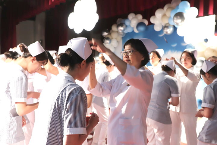 中華醫大護理系加冠傳光典禮,護理專業老師為學生完成加冠儀式
