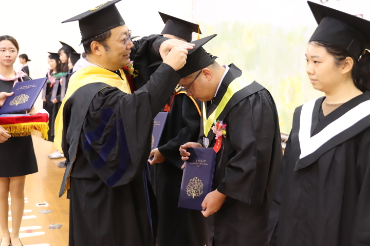 中華醫大114年畢業典禮，孫逸民校長為畢業生代表撥穗及頒授學位證書