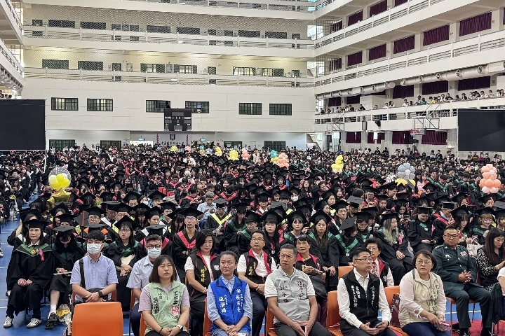 中華醫大畢業典禮各界貴賓出席為近2千位畢業生送上祝福