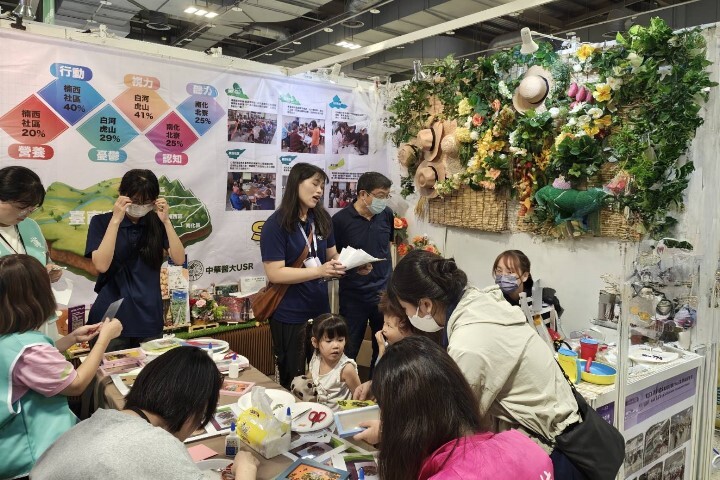 中華醫大在2025大學社會責任實踐博覽會現場以臺南淺山意象的拼貼相框，融入蓮子、芒果等在地農特產食材的展示攤，深受民眾青睞
