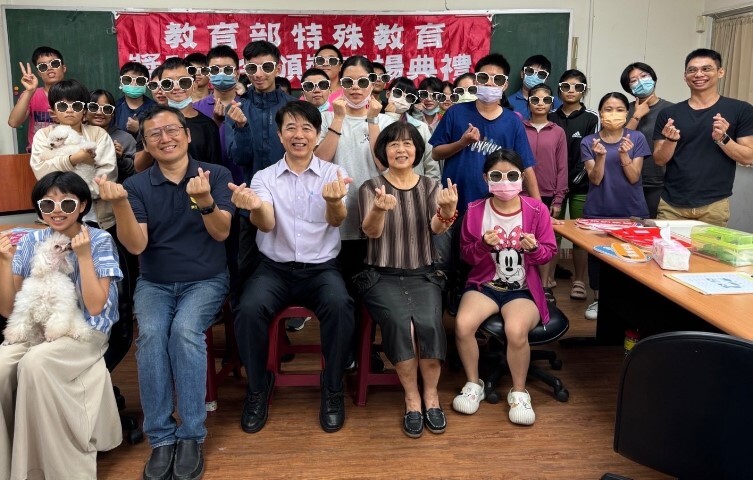 中華醫大頒發教育部特殊教育學生獎學金及助學金,洪明權主秘(前中)、王素真學務長(前右)偕同學輔中心主任李德修頒發獎助學金給得獎學生代表