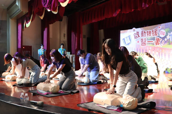 中華醫事科技大學全體新生接受入學禮「CPR和AED急救操作」大考驗