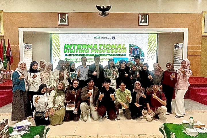 中華醫大校長李碧娥等4位教授(二排中間右五起)受到穆罕默德大學師生熱烈歡迎