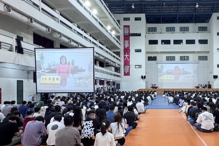 中華事科技大學新生訓練，李碧娥校長透過視訊勉勵新生快樂學習、有效學習，充實校園生活