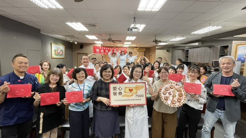 中華醫大承辦的烘焙技能訓練班結訓典禮暨成果展，學員們義賣秋節禮盒將所得捐作華醫弱勢學生愛心餐券獎助金，由李碧娥校長(前排左四)代表接受