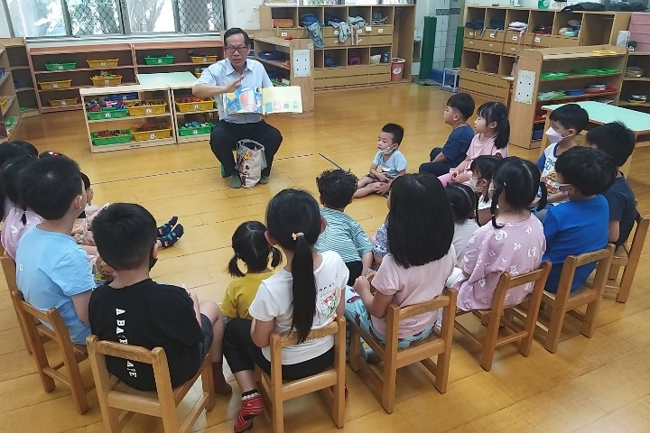 母親節前夕，鄭博真老師特地帶著繪本到華醫附設幼兒園為幼童說故事，期許孩子學會珍惜與感恩