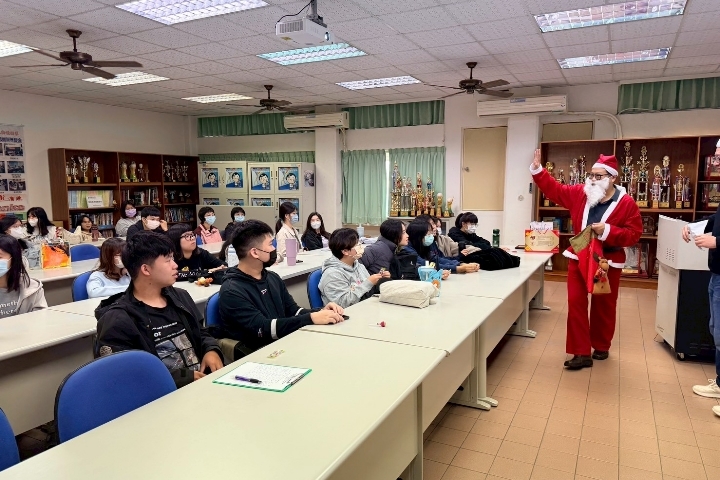 中華醫大舉辦聖誕驚喜快閃活動,3位副校長扮成聖延老人分送糖果被同學團團包圍