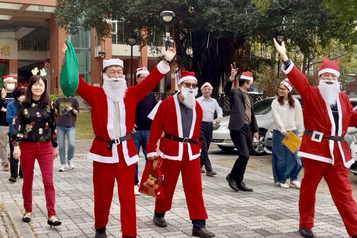 中華醫大聖誕驚喜快閃活動歡樂滿校園