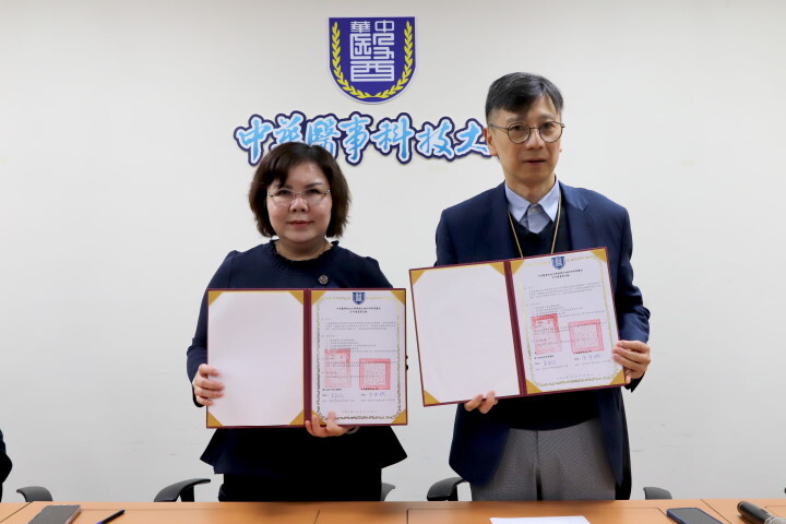 中華醫大校長李碧娥(左)與衛生福利部新營醫院院長莊毓民(右)代表雙方簽署合作備忘錄