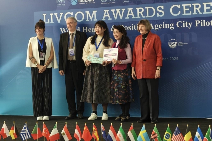 中華醫大USR團隊王靖婷老師(右二)代表南化區北寮里參加國際宜居社區競賽,獲得A類社區銀獎