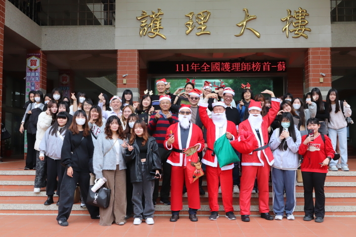 中華醫大舉辦聖誕驚喜快閃活動,3位副校長扮成聖延老人分送糖果被同學團團包圍