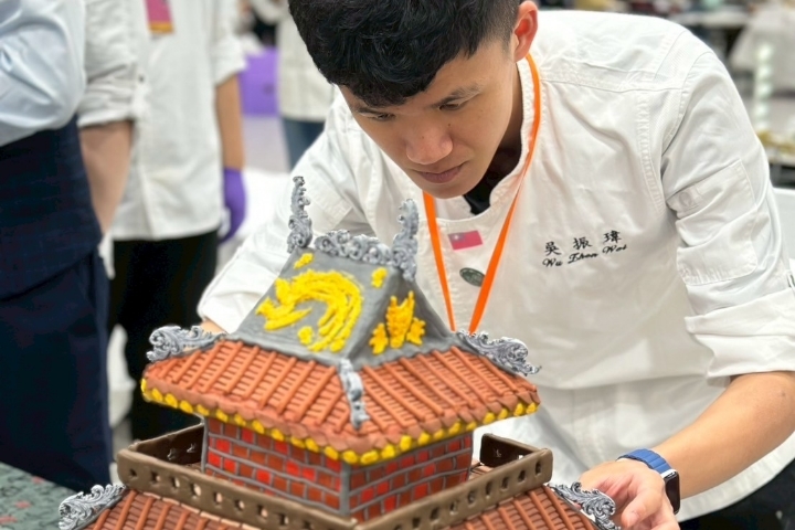中華醫大餐旅系學生吳振瑋以赤崁樓製作翻糖藝術蛋糕，拿下金牌