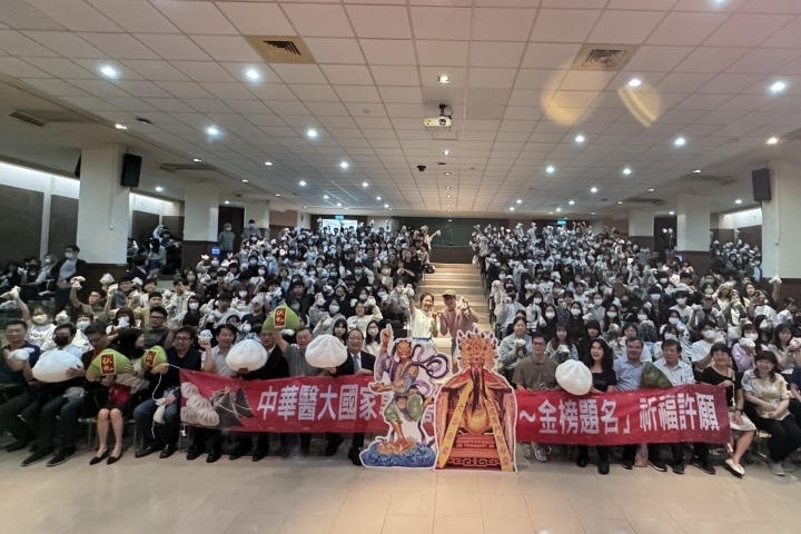 中華醫大應屆畢業生國家考試「包中」祈福許願活動學生開心分享包子和粽子