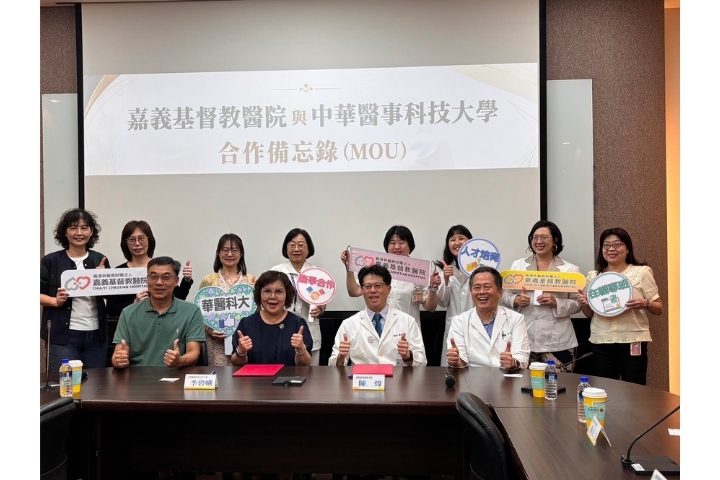 2.儀式完成後，雙方出席主管開心合影，期待共同建構完善的人才培育體系。