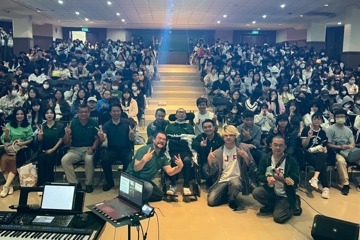 愛的小飛俠行動關懷團隊進駐中華醫大校園,團員透過音樂會形態做生命故事分享及交通安全宣導