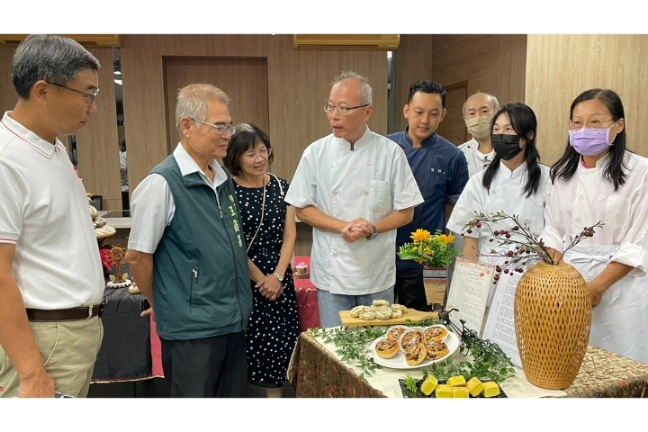 臺南市政府勞工局局長王鑫基（左二）專程前來參加「麵包烘焙培訓班」學員結業典禮，參觀學員製作的各式烘焙產品。