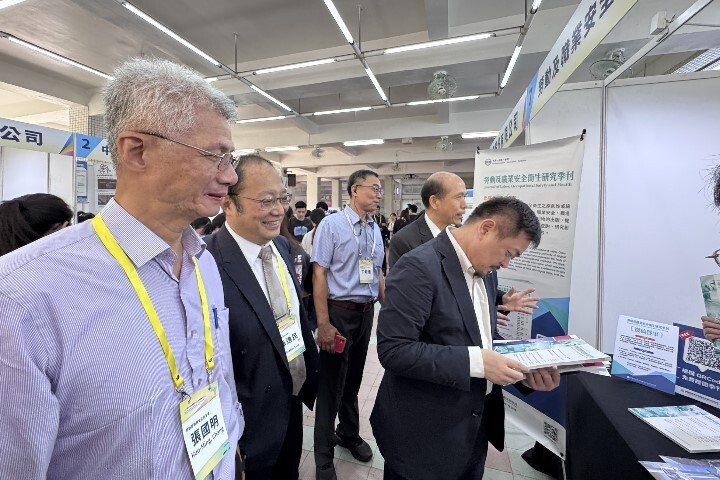 勞動部洪申翰部長在中華醫大孫逸民校長(左二)等人陪同下,參觀職業衛生暨職業醫學國際學術研討會展出的國內外海報論文