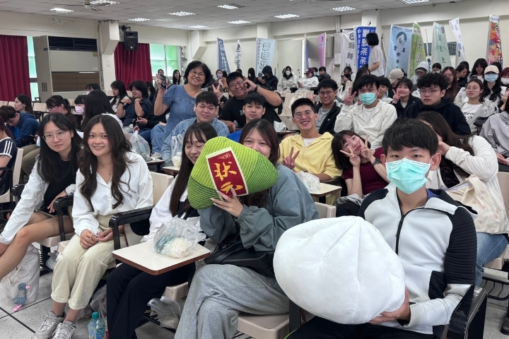 中華醫大國考「包中」祈福活動,學生開心傳接大包粽,高喊包中。