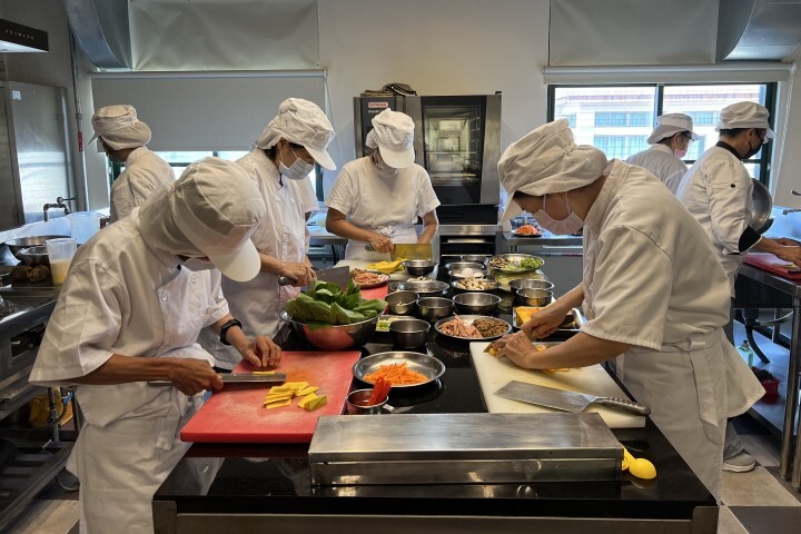 因應健康養生風潮,中華醫大開辦健身餐盒製作班及手作烘焙技能訓練班