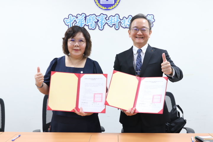 中華醫大校長李碧娥(左)和高雄榮總臺南分院院長鄭名芳(右)代表雙方簽署合作備忘錄,攜手培育健康產業優秀人才