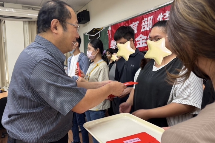 中華醫事科技大學孫逸民校長頒發教育部113學年度特殊教育學生獎學金及助學金給得獎學生