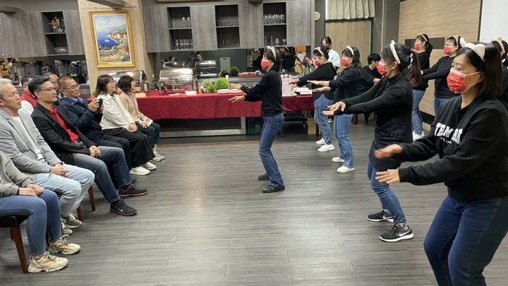 養生也要健身,健身餐盒製作班學員表演韓流APT健身舞為結訓增添動感和熱鬧氣氛