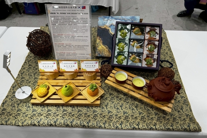 中華醫大餐旅系學生林妍彤以台灣農特產製作柿子酥、鳳梨酥、柚子酥組合獲得觀光伴手禮金牌