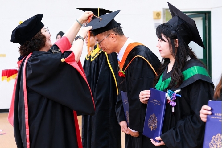 中華醫大畢業典禮,李碧娥校長為畢業生代表撥穗及頒發畢業證書。