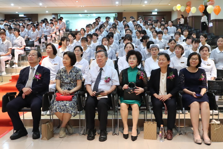 中華醫大護理系加冠典禮董事長陳智文、校長孫逸民及醫療院所護理主管到場為學生加油勉勵