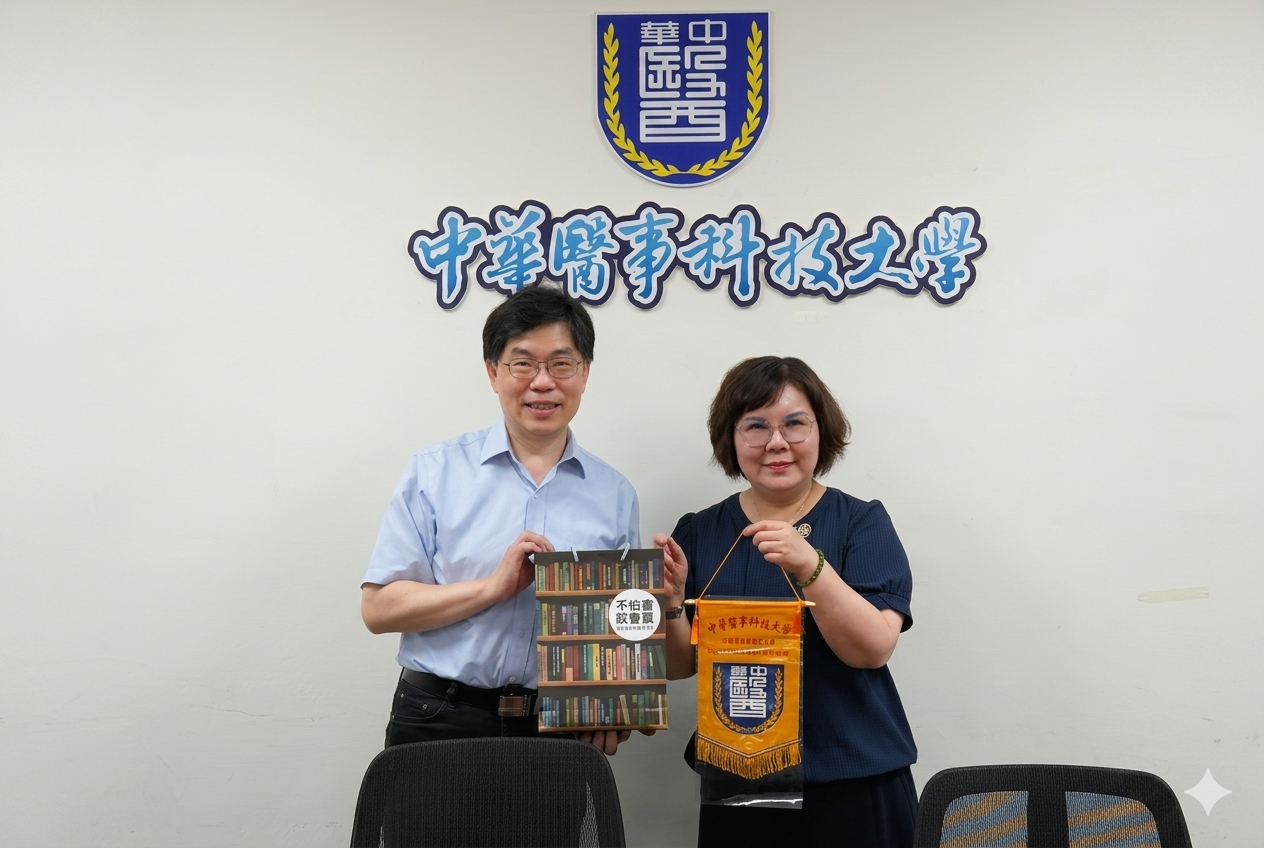 中華醫大李碧娥校長(右)代表學校致贈高醫大生命科學院許智能院長等一行紀念品，開啟跨校情誼。