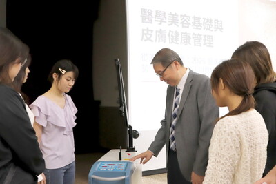 醫美界專家許乃仁醫師蒞中華醫大開講「醫學美容基礎與皮膚健康管理」 剖析2026醫美趨勢轉向個人化客製 保留個人特色為前提圖片