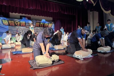 中華醫大迎接新鮮人入學 新生訓練先學CPR+AED基本救命技術考驗圖片