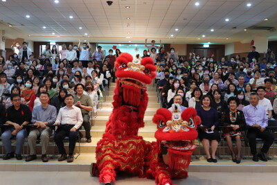 中華醫大馬躍新春、萬馬奔騰團拜祥獅獻瑞送祝福  發送開運紅包和錢母祈願校運昌隆一馬當先吉祥如意圖片