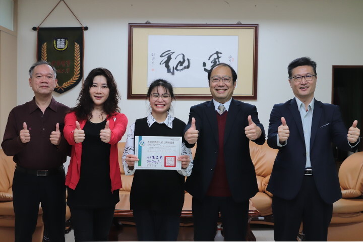 來自越南的中華醫大新南向產學專班化妝品應用與管理系學生黃氏芳（左三）通過教育部華語測驗C1流利級認證，開心與校長孫逸民（右二）等師長分享喜悅