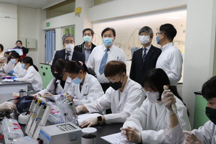 日本足利大學和赤十字醫院參訪團成員參觀中華醫大醫事學院學生實驗課程