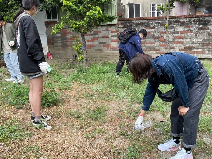 中華醫事科大USR登革熱防治知行合「醫」團隊利用假日,前往學校鄰近的社區協助病媒蚊孳生源清理