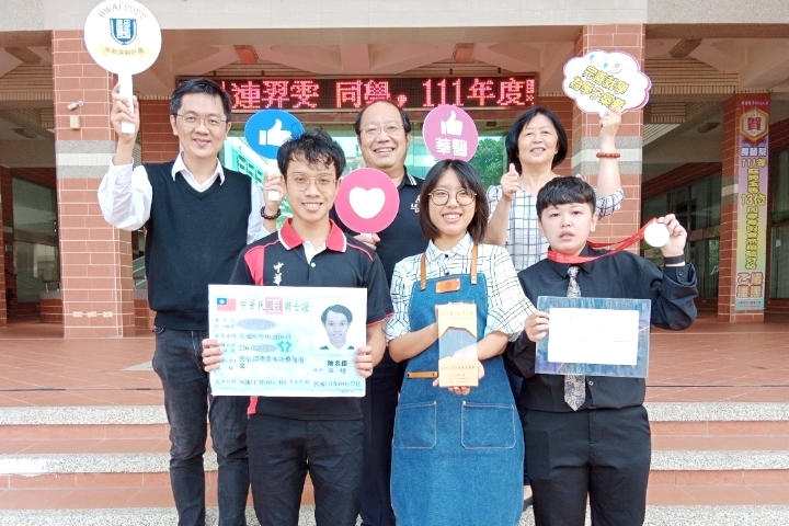 中華醫大弱勢助學金募款幫助弱勢家庭學子圓夢,黃久芳、黃筱雅、陳名翝(前排右起)與學務長王素真、校長孫逸民、教發中心主任郭益銘等(後排麵右起)開心分享成果
