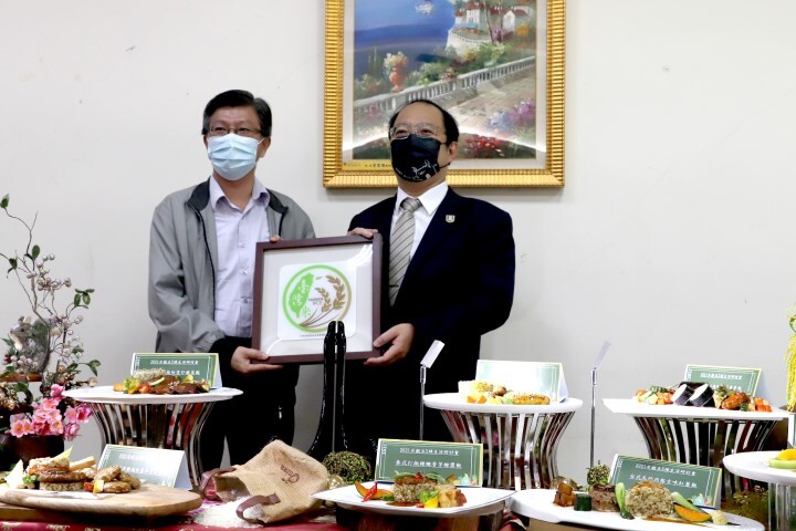 農糧署糧食產業組林傳琦組長（左）親自到校頒授「臺灣米標章」認證證書給中華醫大餐旅系健康樂活餐廳，由孫逸民校長（右）代表接受