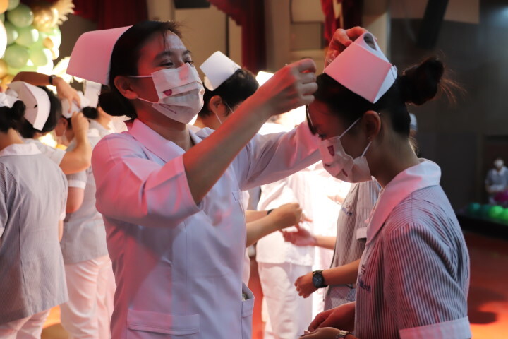 中華醫大護理系加冠典禮,學生依序上台接受師長加冠