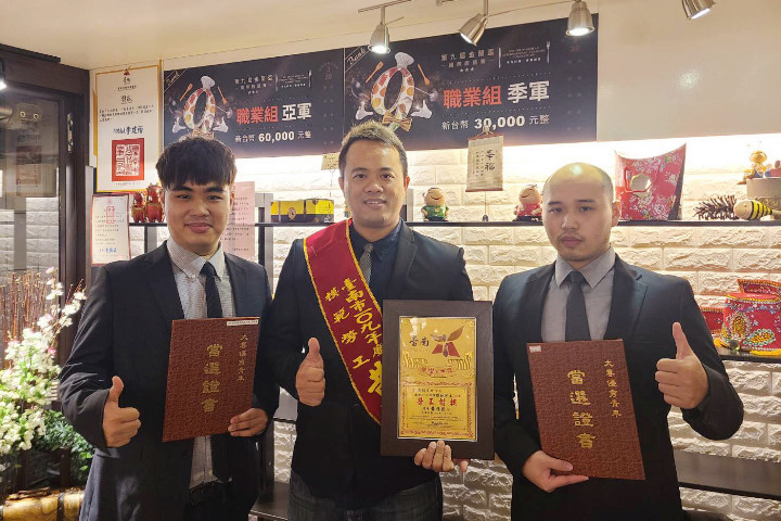 中華醫事科技大學餐旅系黃裕文老師與獲得109年全國大專優秀青年的學生王禹璁、蔡銘洋,師生共享榮耀(左起王禹璁、黃裕文、蔡銘洋)