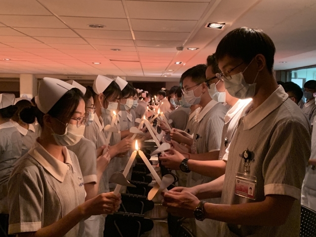 加冠後全體加冠生點燭傳光薪傳護理精神