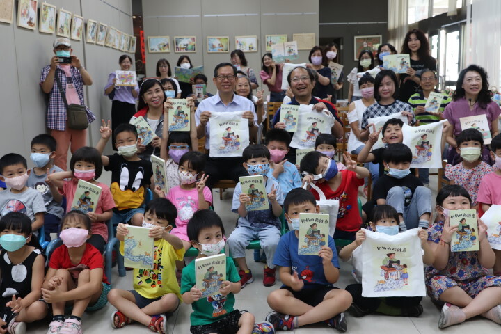 中華醫大藝術中心舉辦《奶奶的裁縫車》繪本分享暨原插畫展,孫逸民校長及作者鄭博真教授和幼兒園小朋友開心分享繪本故事