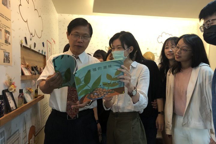 中華醫大設計思考與實作課程舉辦「鄉村ONE PIECE」聯合成果展,校長曾信超(左一)參觀學生創作聆聽學生導覽解說