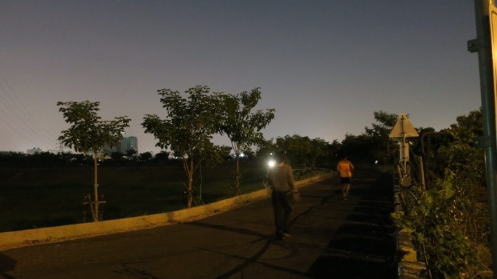 面積20多公頃的仁德滯洪池周邊沒有照明設施,入夜後一片漆黑,師生與休閒運動民眾安全堪虞