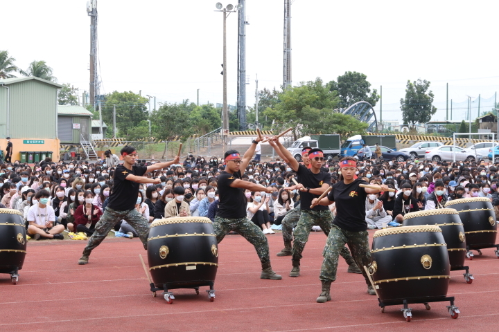 陸軍砲兵訓練指揮部派出湯山戰鼓隊為中華醫大校慶運動會作開場表演