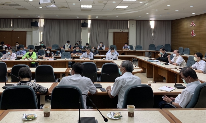 台南市副市長許育典率市府相關局處人員到中華醫大與校方進行校園安全座談